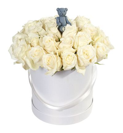 Hvite roser i gaveeske med blå bamse